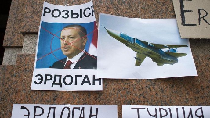 Portrét tureckého prezidenta Recepa Erdogana a modelu sestřeleného ruského letounu Su-24
