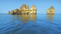 Zlatavé útesy jsou vysoké až dvacet metrů a byly zvoleny nejkrásnějším přírodním útvarem Algarve.