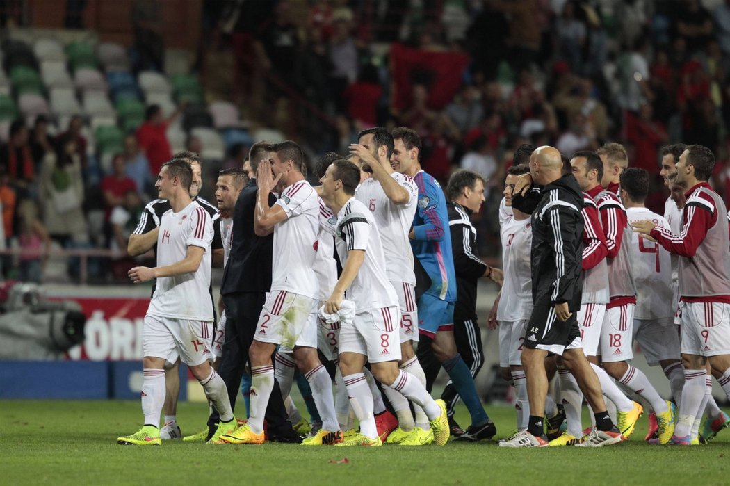 Radost albánských fotbalistů, kteří po brance Bekima Balaj vyhráli v Portugalsku 1:0.