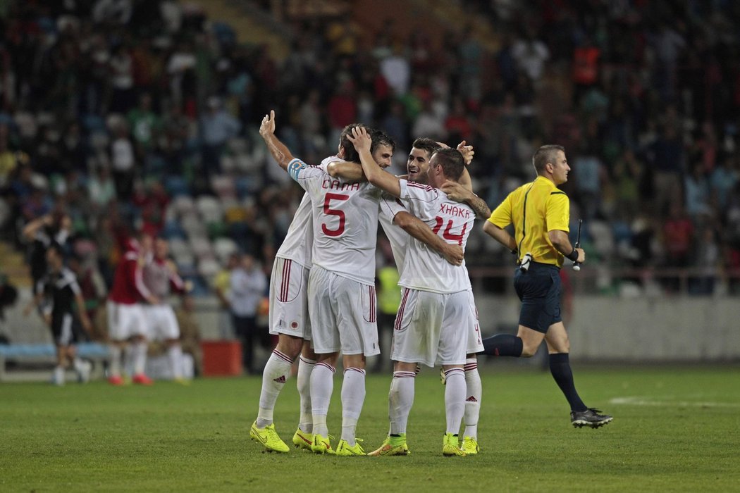 Radost albánských fotbalistů, kteří po brance Bekima Balaj vyhráli v Portugalsku 1:0.