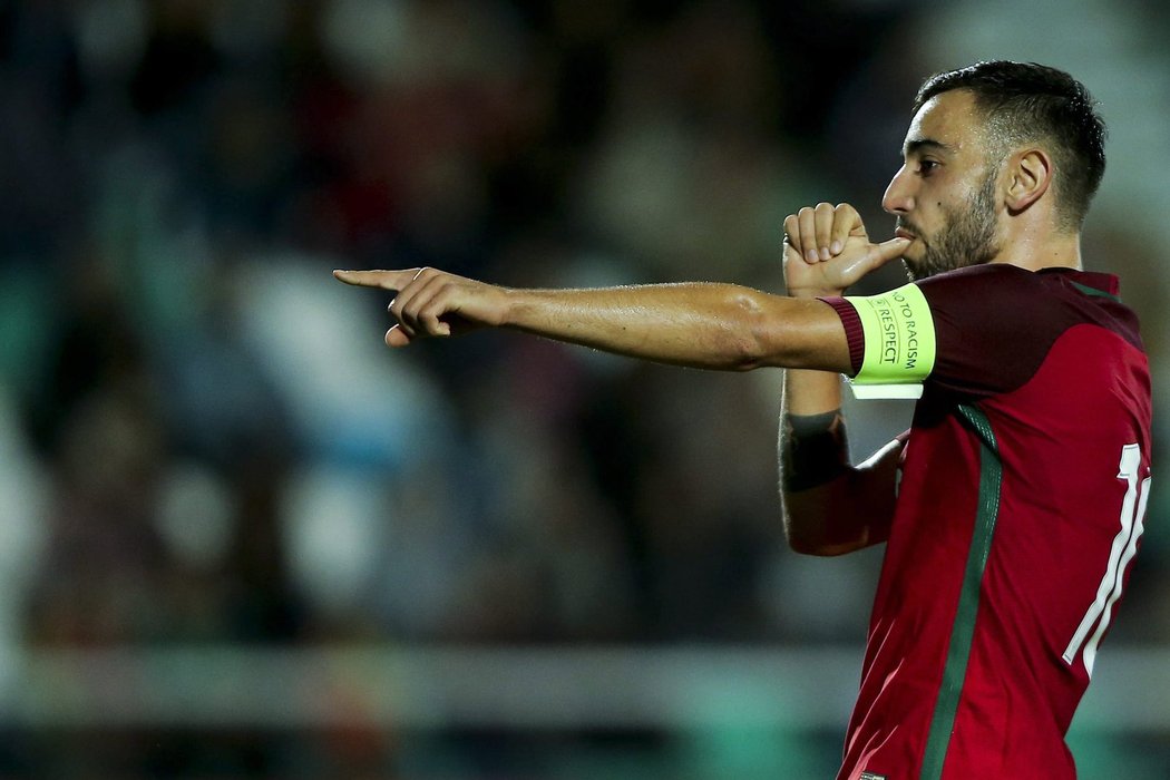 Portugalský kapitán Bruno Fernandes slaví gól proti Česku