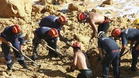 Záchranáři hledají další těla na pláži