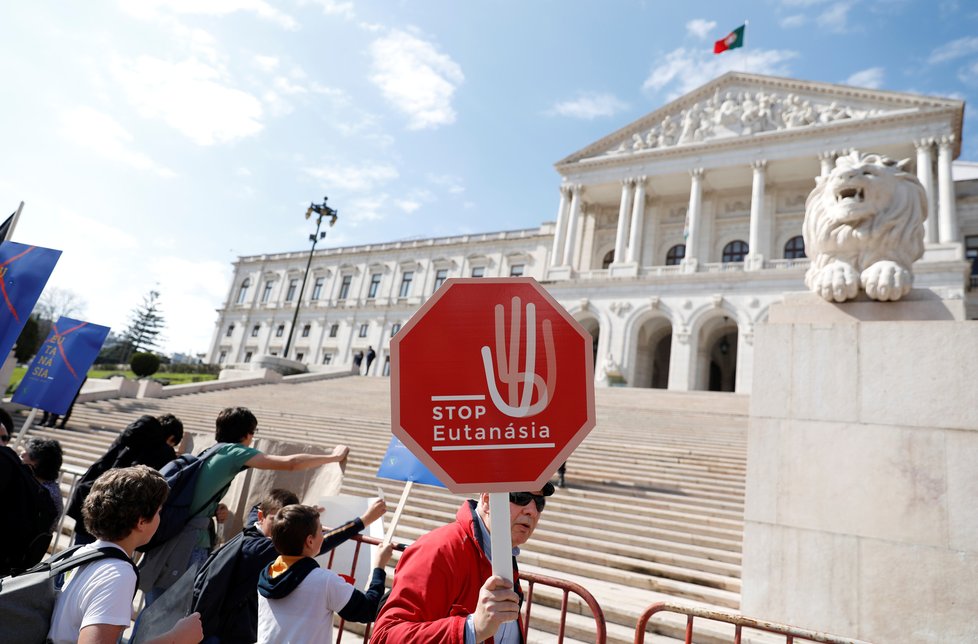Portugalský parlament schválil v 1. čtení eutanazii, před budovou se demonstrovalo. (20.2.2020)
