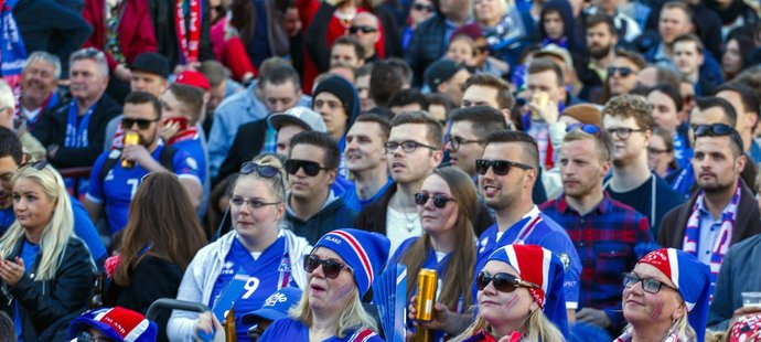 Fanoušci Islandu během zápasu s Portugalskem