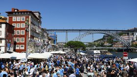 Fotbalové radovánky navzdory pandemii: Britští fanoušci v portugalském Portu během finále Ligy mistrů mezi Chelsea Londýn a Manchesterem City (květen 2021)