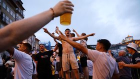 Fotbalové radovánky navzdory pandemii: Britští fanoušci v portugalském Portu během finále Ligy mistrů mezi Chelsea Londýn a Manchesterem City (květen 2021)