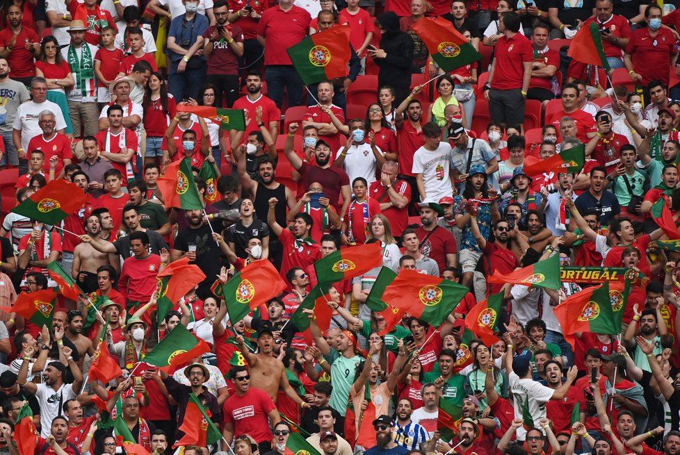 Fotbalová zábava covidu navzdory: Davy portugalských fanoušků na ME během zápasu s Maďarskem v Budapešti (červen 2021)