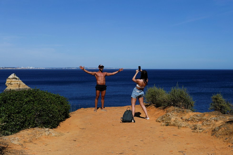 Návrat turistů do Portugalska: Země překonala tvrdý nástup vlny covidu-19, dostala se mezi evropské premianty a rozjela dovolenkovou sezónu
