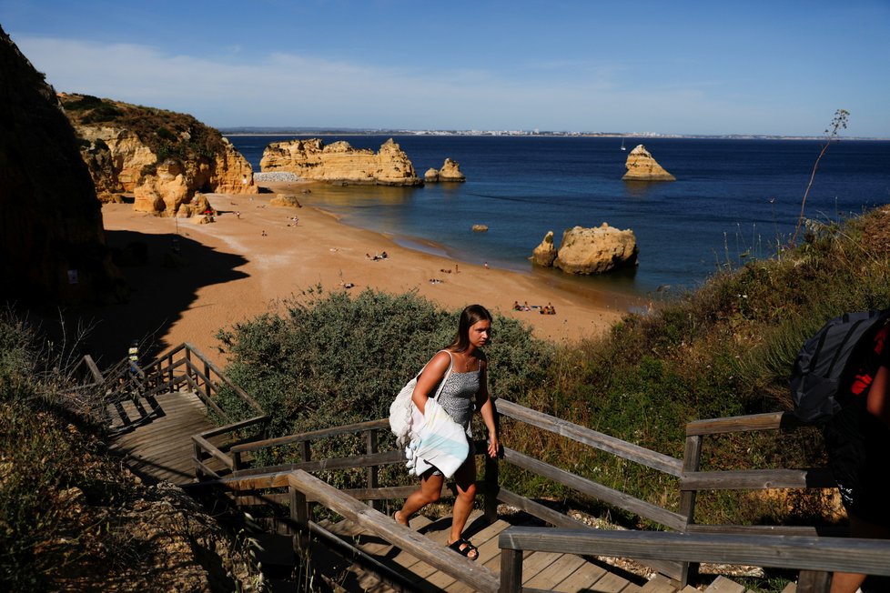 Návrat turistů do Portugalska: Země překonala tvrdý nástup vlny covidu-19, dostala se mezi evropské premianty a rozjela dovolenkovou sezónu