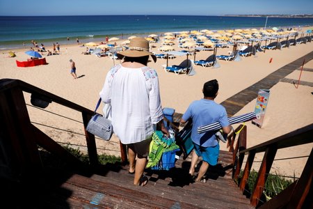 Rozvolnění v Portugalsku: Lidé přicházejí na pláž v Albufeiře (4. 6. 2021).