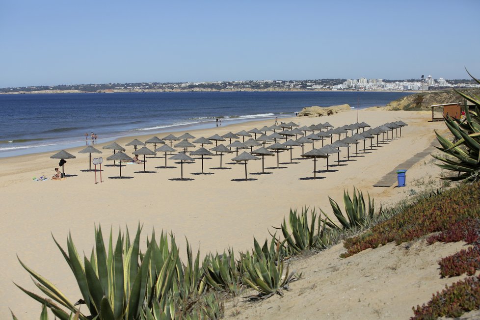 Portugalská Albufeira čekající na turisty po covidové  vlně (18.5.2021)