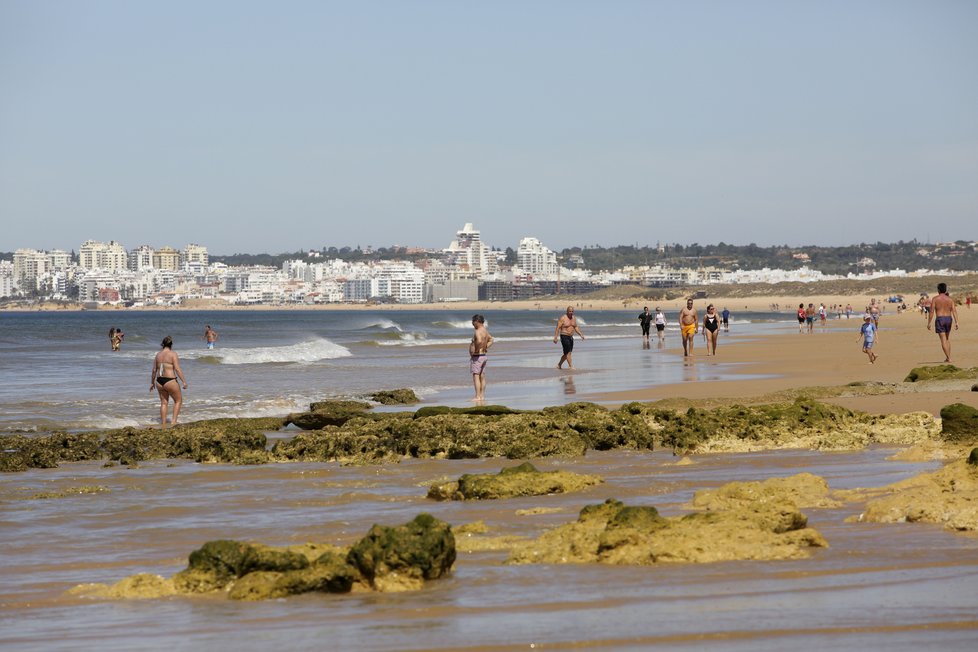 Portugalská Albufeira čekající na turisty po covidové  vlně (18.5.2021)