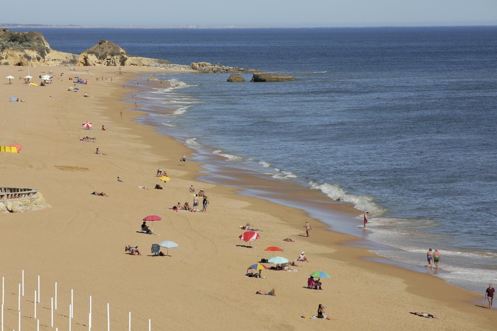 Portugalská Albufeira čekající na turisty po covidové  vlně (18.5.2021)