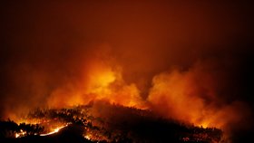 Obrovský lesní požár v Portugalsku. Uhořely už na dvě desítky lidí. Nejčastěji v autech uvězněných na silnici.