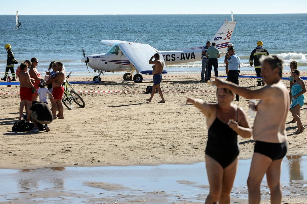 Tragédie na portugalské pláži: Nouzově přistávající letadlo zabilo dva lidi.