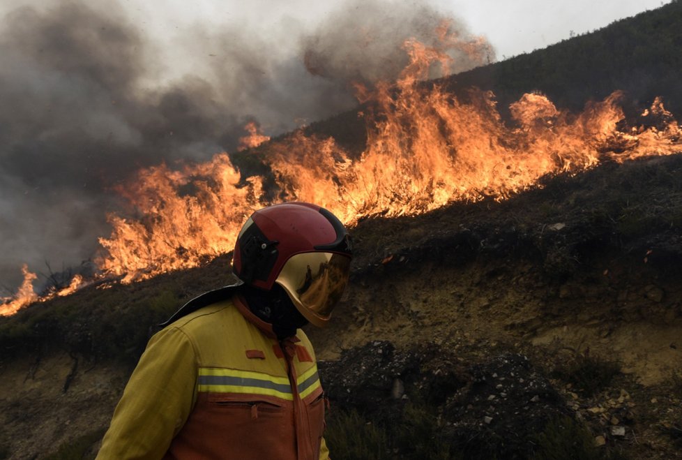 Portugalská vláda pod palbou kritiků vyhlásila národní smutek: Při požárech zemřelo nejméně 45 lidí.