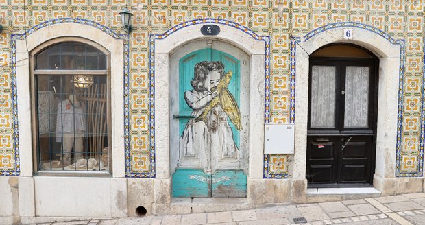 Barevné kachlíky a graffiti, ulice portugalských měst jsou barevné