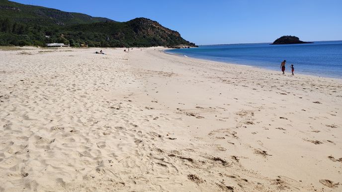 Pláže v pohoří Arrábida u Setúbalu jsou nádherné. Pláže v pohoří Arrábida u Setúbalu jsou nádherné.