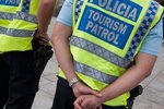 Portugalský policista odsouzen za striptýz se zbraní. (Ilustrační foto)