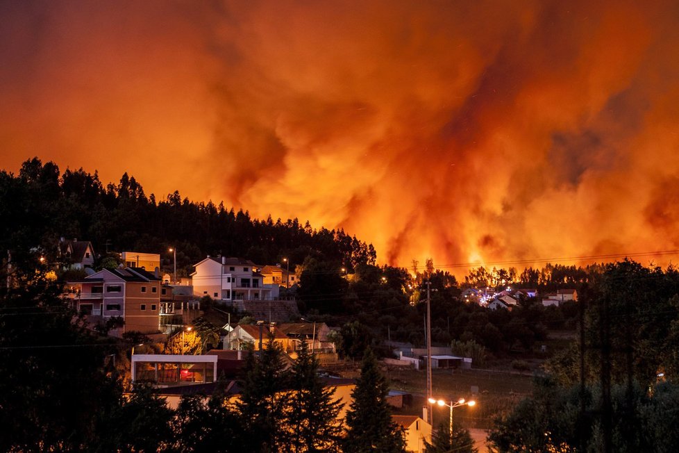 Portugalsko sužují desítky velkých požárů.