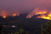 Přes tisíc hasičů bojuje v Portugalsku s obřími požáry. Můžou za ně žháři?