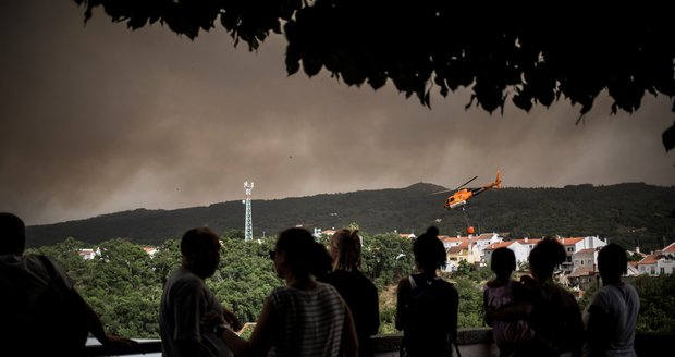 Dovolenkový ráj v ohrožení. Obří požár se blíží k portugalským letoviskům