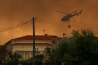 Požáry v dovolenkových rájích: V Řecku při hašení spadl vrtulník, dva mrtví. A 45 °C ve Španělsku
