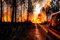 Ničivé požáry v Itálii sahají až k oblíbenému Gardskému jezeru. Jih evakuoval turisty