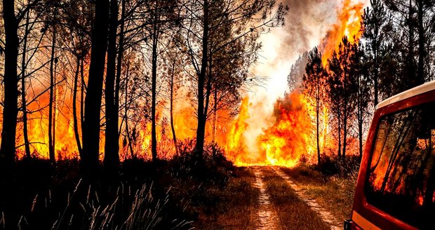 Les incendies dévastateurs en Italie ont atteint le populaire lac de Garde.  Touristes évacués du Sud