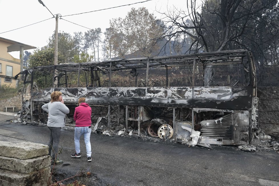 V neděli a pondělí v důsledku stovek požárů v centrálních a severních částech země zahynulo nejméně 45 osob.