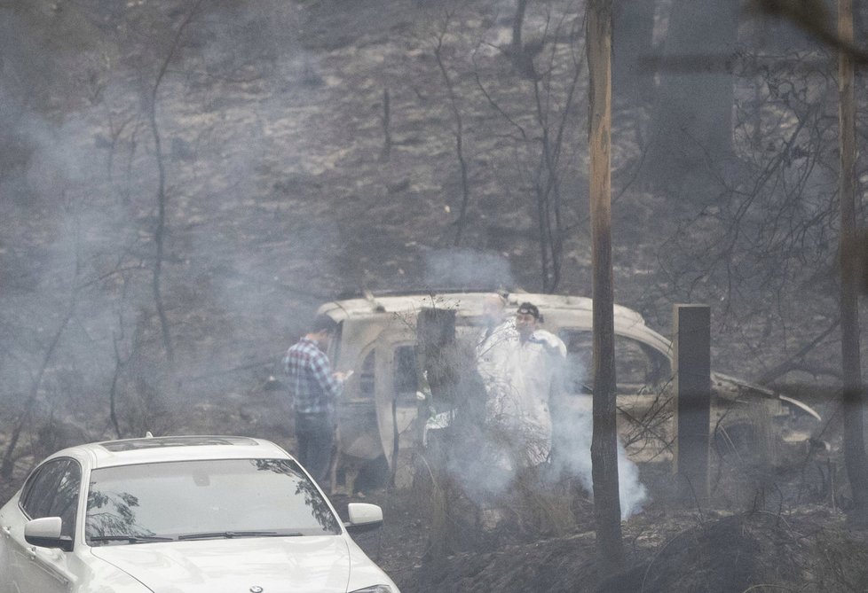 Dva lidé uhořeli v autě u města Nifrán, když se pokoušeli plamenům uniknout, informoval tamní starosta.