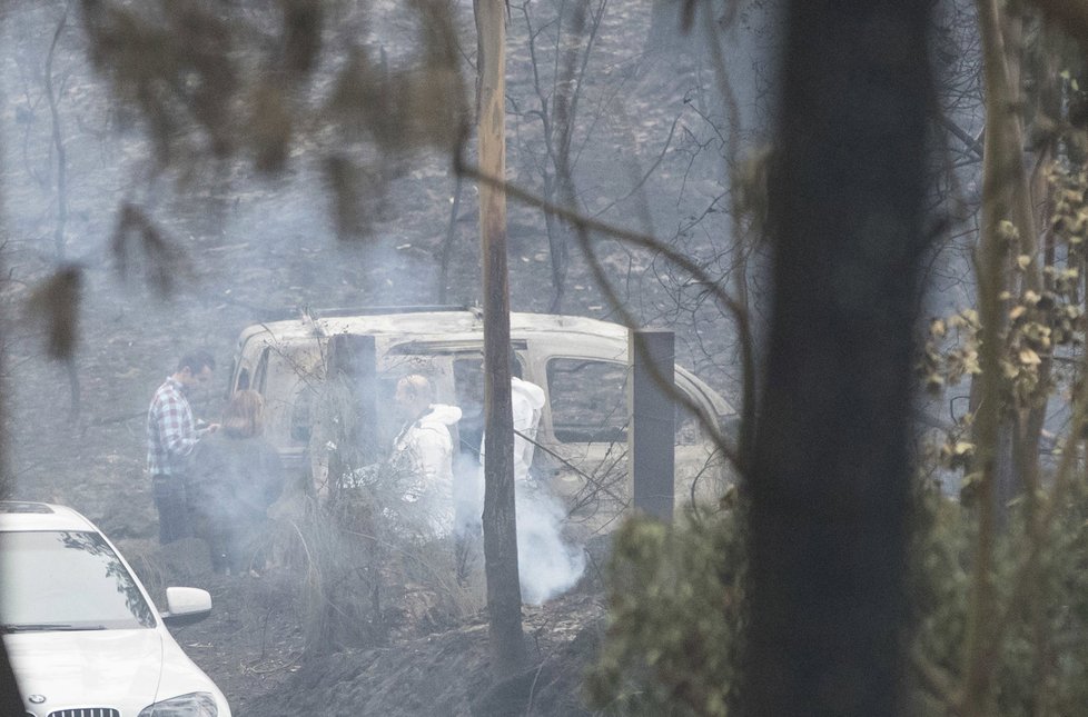 Dva lidé uhořeli v autě u města Nifrán, když se pokoušeli plamenům uniknout, informoval tamní starosta.