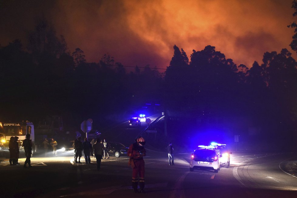 V neděli a pondělí v důsledku stovek požárů v centrálních a severních částech země zahynulo nejméně 45 osob.