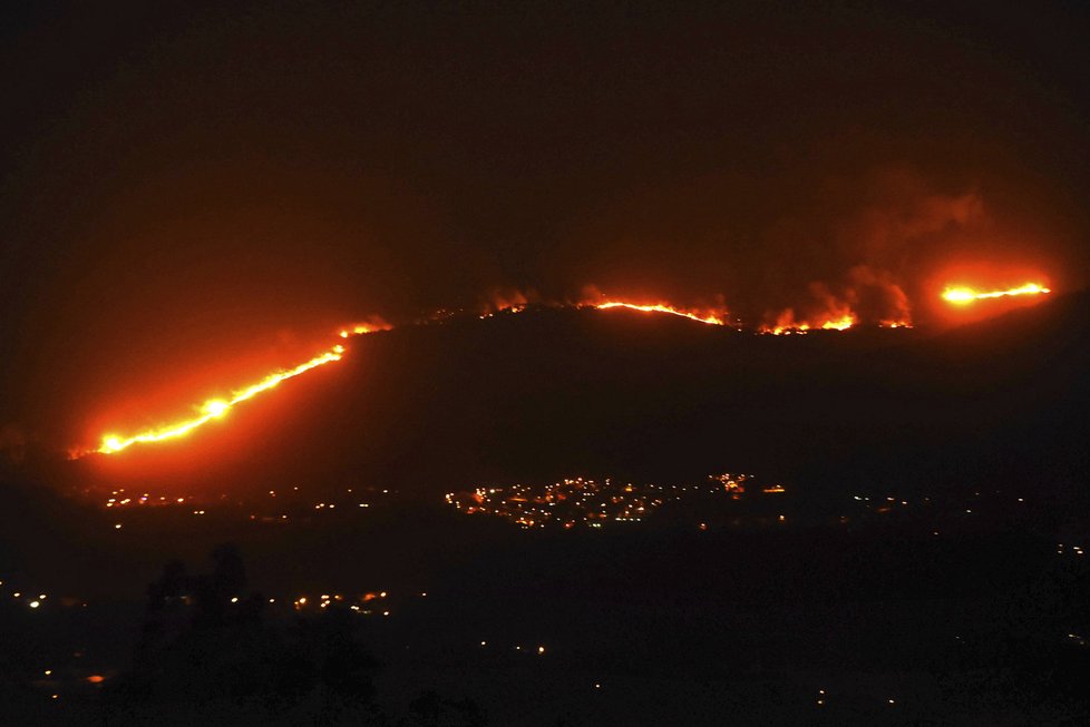 Počet obětí lesních požárů ve středním Portugalsku stoupl na 27 osob, v zemi stále plane 147 požárů. Na severozápadě Španělska hlásí tři mrtvé.