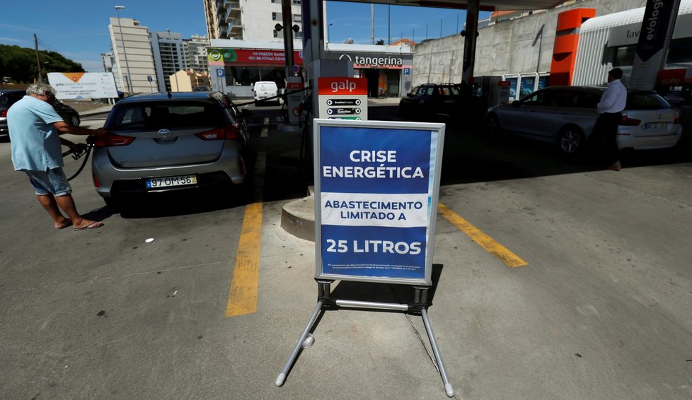 V Portugalsku se kvůli stávce řidičů cisteren tankuje na příděl.