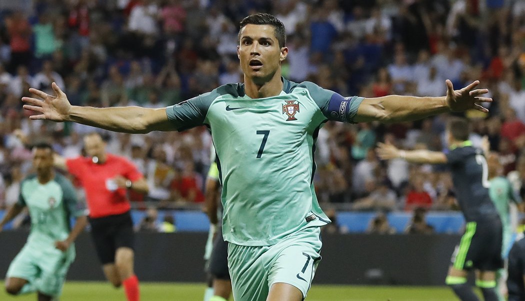 Portugalec Cristiano Ronaldo slaví rozhodující gól proti Walesu