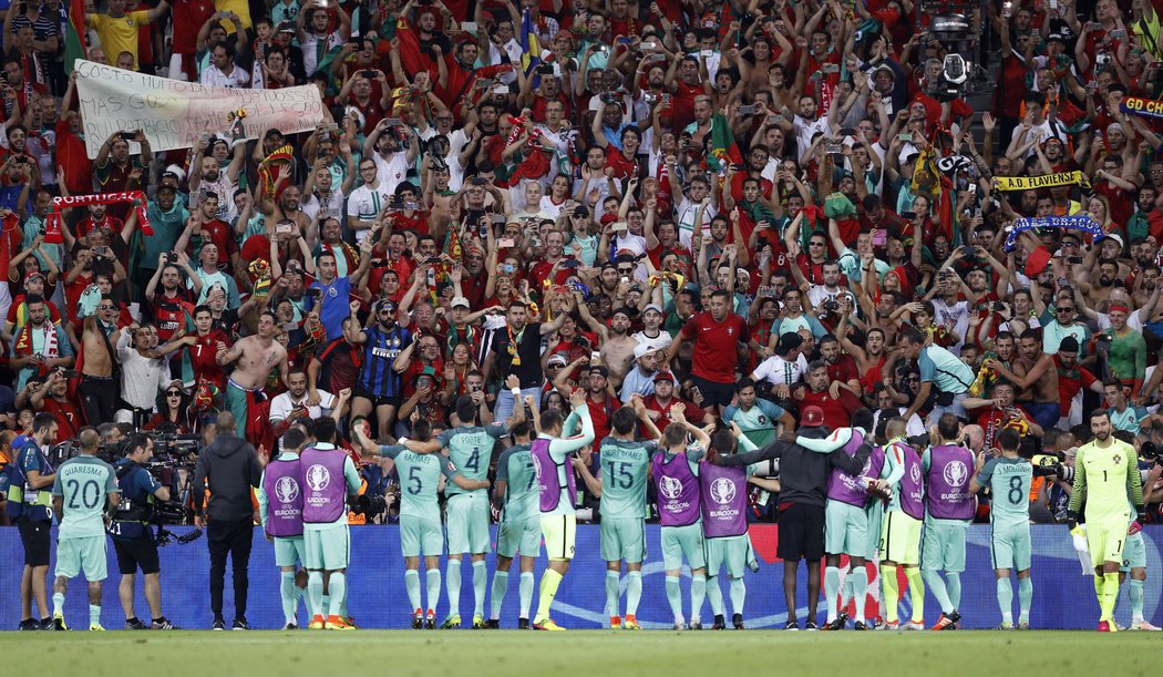 Fotbalisté Portugalska slaví postup do finále EURO