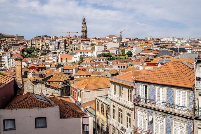 Historické centrum města, nad nímž se hrdě tyčí věž Torre dos Clérigos. Má celkem šest podlaží a dosahuje výšky 75 metrů. Historické centrum města, nad nímž se hrdě tyčí věž Torre dos Clérigos. Má celkem šest podlaží a dosahuje výšky 75 metrů.