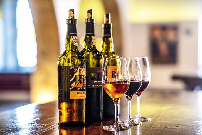 Místní portské víno je výborné a dokáže člověku zpříjemnit jakoukoli chvíli Místní portské víno je výborné a dokáže člověku zpříjemnit jakoukoli chvíli