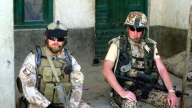 Milan Štěrba (vlevo) s dánským kolegou při krátkém odpočinku v Afghánistánu.