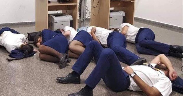 Šílené podmínky u Ryanair? Posádka musela spát na zemi, firma mluví o lži