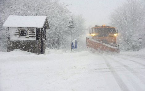 Silničáři upravují povrch horské silnice v okolí Komáří Vížky nedaleko Horní Krupky na Teplicku. Během chvíle tu napadlo 15 cm sněhu.