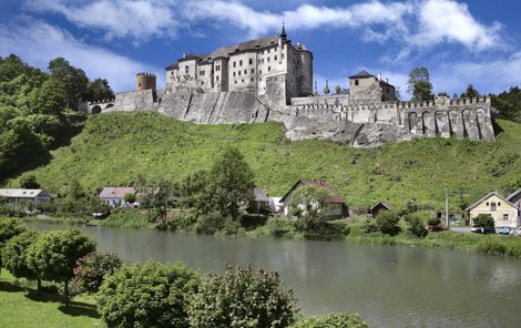 Český Šternberk byl na ostrém skalnatém břehu řeky Sázavy postaven před více než 760 lety.