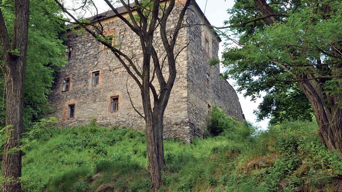 Impozantní tvrz na kopci v Podmračí vznikla v polovině 14. století.