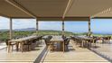 Posezení na terase golfového klub Costa Navarino v Řecku