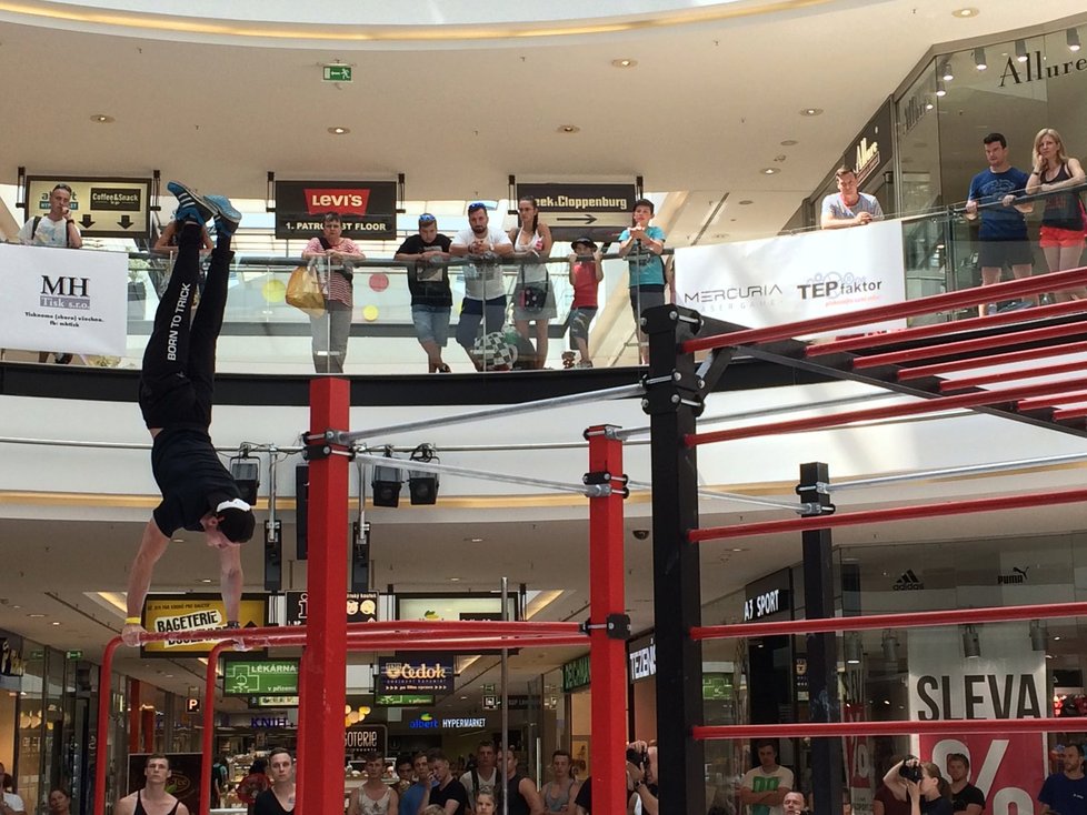 Vyznavači street workoutu předváděli v OC Arkády v Praze své umění.