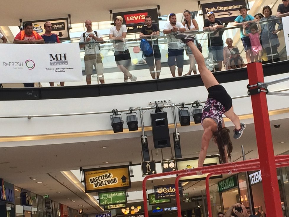 Vyznavači street workoutu předváděli v OC Arkády v Praze své umění.