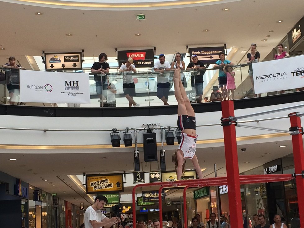 Vyznavači street workoutu předváděli v OC Arkády v Praze své umění.