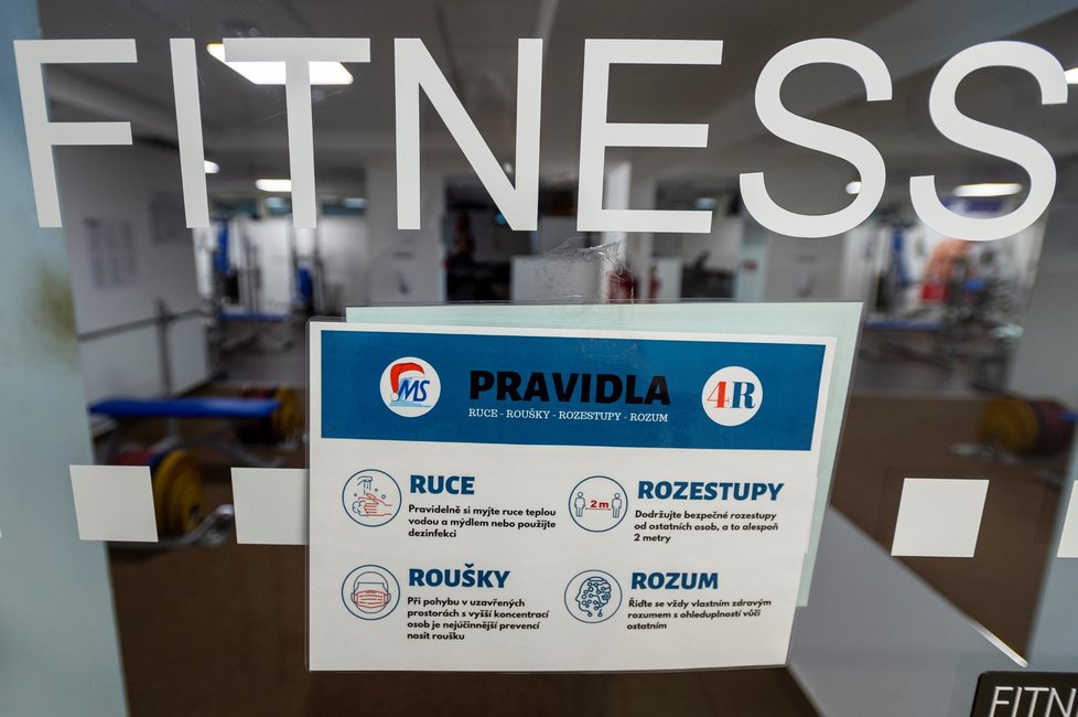 Informační cedule na dveřích fitness centra v areálu Klíše v Ústí nad Labem, který se otevřel po uvolnění vládních opatření proti šíření koronaviru (3. 12. 2020).