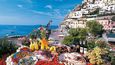 Jihoitalské městečko ve skalách Positano leží asi 60 kilometrů jižně od Neapole. Je neznámějším místem přímořské oblasti Amalfitana, která byla už v roce 1997 zapsána na seznam světového dědictví UNESCO.